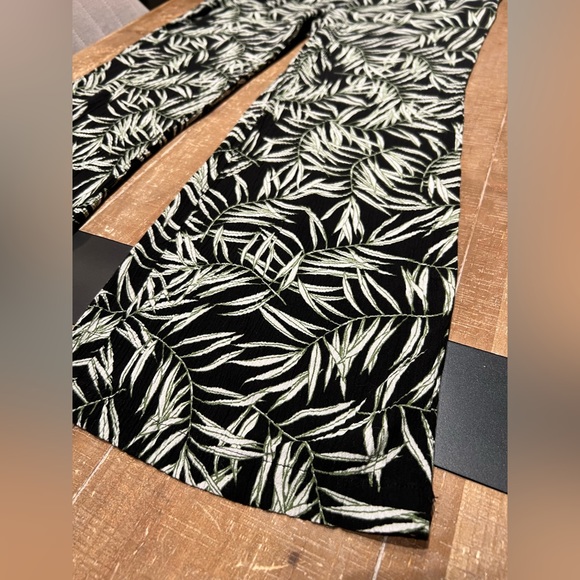 1. STATE Womens Belted
Sleeveless Halter Wide Leg
Jumpsuit Palm Print. - Picture 12 of 14